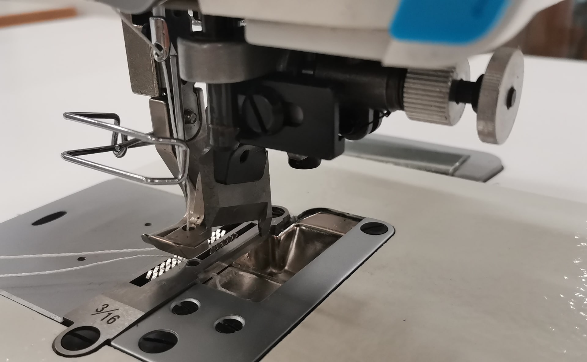 Jack H5K-CZ-4 Stębnówka automatyczna z odkrawaczem do grubych materiałów - widok 2